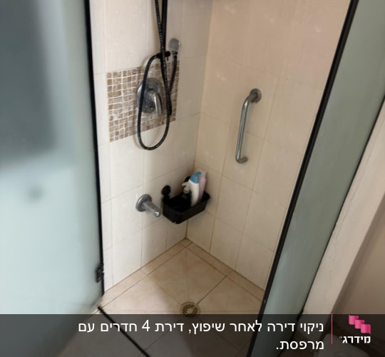 מקלחת עם ראש מקלחת, סבונים ופח אשפה קטן